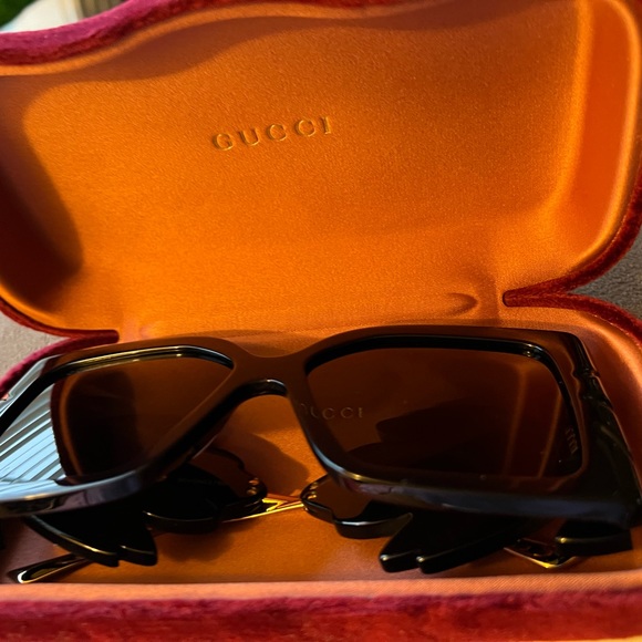 Women’s Gucci sunglasses 56mm black with gold hardware rectangular design. - Picture 9 of 17